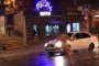 В Астрахани голый мужчина нападал на машины посреди дороги
