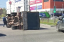 В Астрахани на оживленном перекрестке перевернулся грузовик