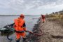В Астрахани на протяжении трех дней очищали Волгу от масштабного разлива нефти