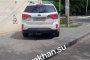 Астраханцы массово паркуются на тротуарах, нарушая ПДД