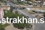 В Астрахани автовоз с&#160;новыми машинами застрял под мостом