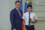 Губернатор вручил российские паспорта успешным школьникам