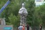 В сквере у Астраханского государственного университета идёт монтаж памятника Омару Хайяму