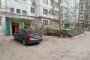 В Астрахани из-за ветра на автомобили падают деревья