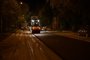 Астраханцы мешают дорожным рабочим укладывать новый асфальт на Красной Набережной